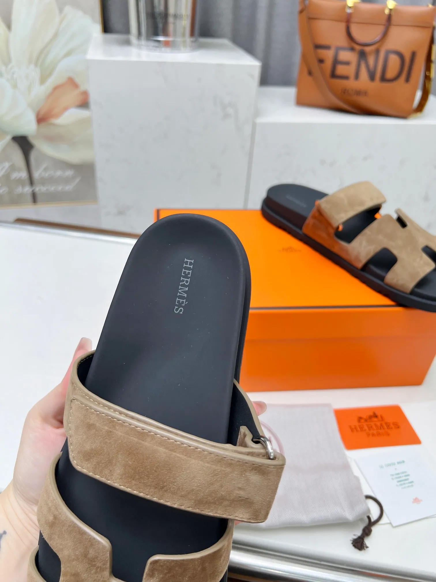 👟👟Ex-factory price 480👟👟 Hermes Hermes chypre second uncle shoes H-shaped Velcro flat sandals and slippers! (Top version) Upper: First layer of silk cowhide/palm pattern cowhide/goat leather, foot pads mixed sheepskin, original molded outsole Female size: 35-43 Male size: 39-46 (Female size 40 41 42 43 Men’s size 45 46 can be customized and not returned)